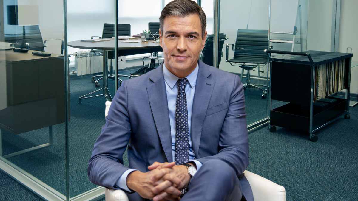 Hombre en traje azul sentado en una oficina, relacionado con la noticia sobre la Seguridad Social y pensiones de orfandad