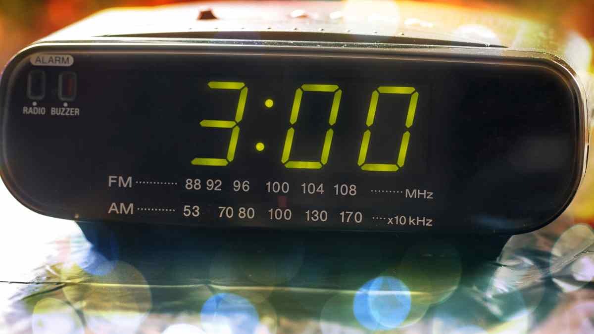 Reloj digital marcando las 3:00, representando el cambio de hora 2025 en España