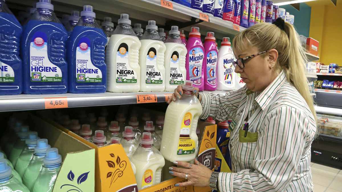 Trabajadora de Mercadona reponiendo productos de limpieza, involucrada en el caso de despido declarado improcedente por el TSJ