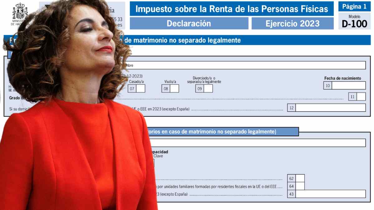 Mujer con formulario de la Renta 2023 y novedades de Hacienda para 2024-2025