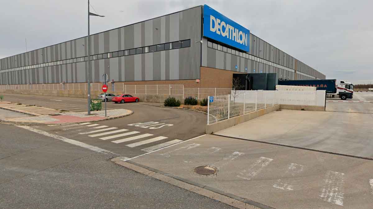 Oferta de empleo para trabajar en el centro logístico de Decathlon.