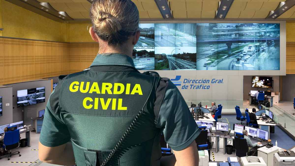 Agente de la Guardia Civil en el centro de control de la DGT supervisando el tráfico para endurecer sanciones por no usar intermitentes