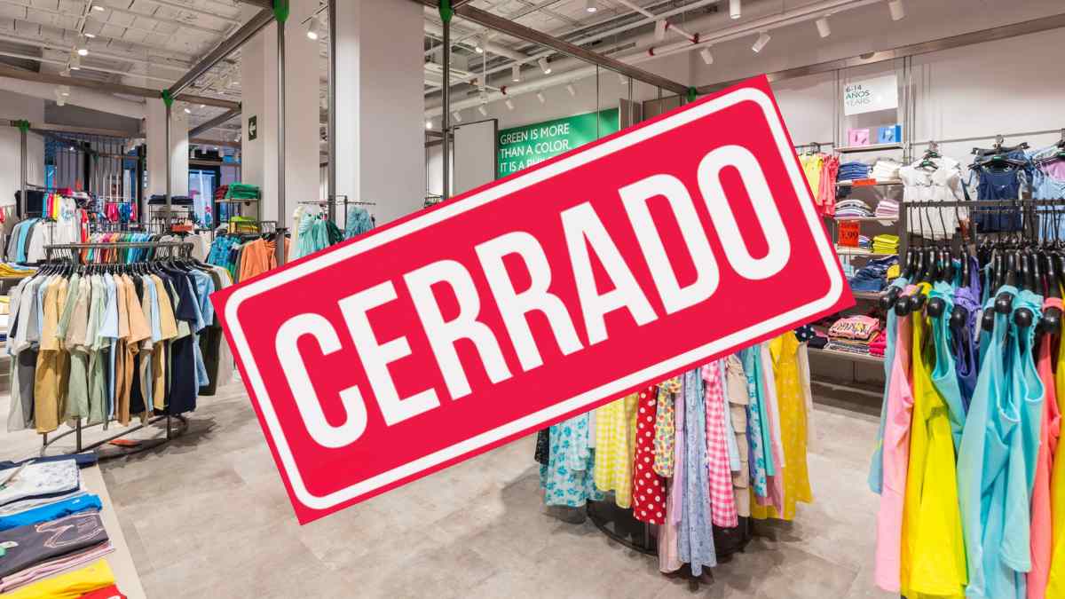 Interior de una tienda de Benetton con un gran cartel de “CERRADO” en primer plano