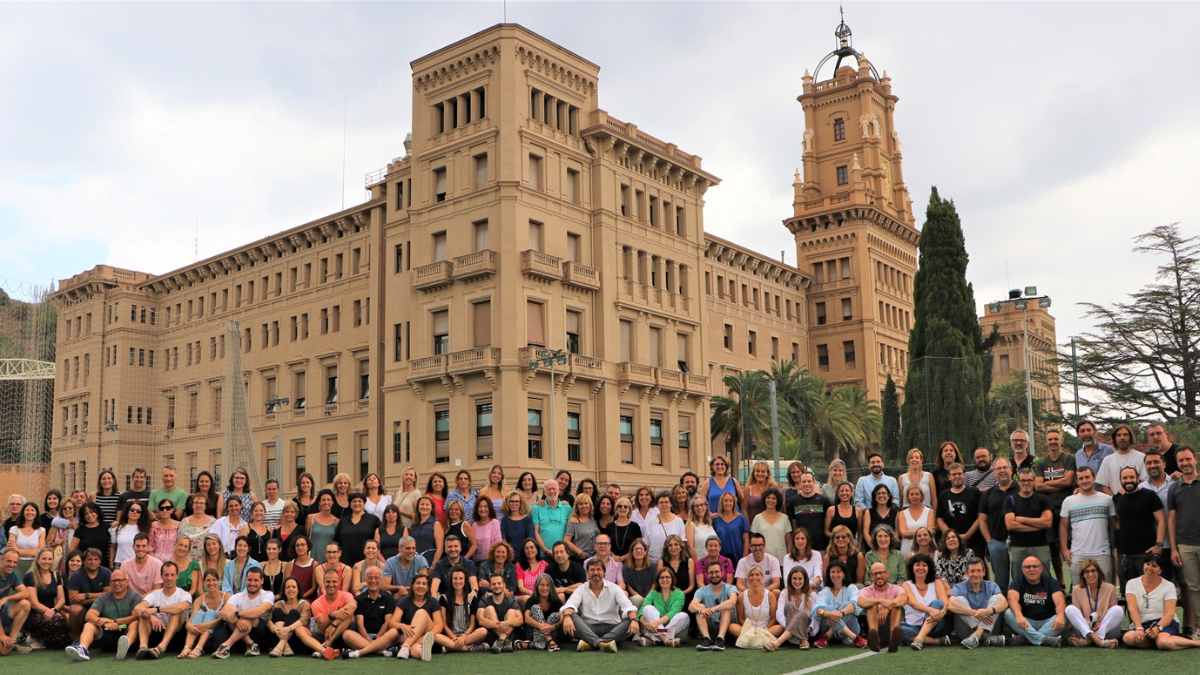 Equipo docente del colegio catalán que reduce el uso de pantallas para mejorar la caligrafía y la destreza motriz.