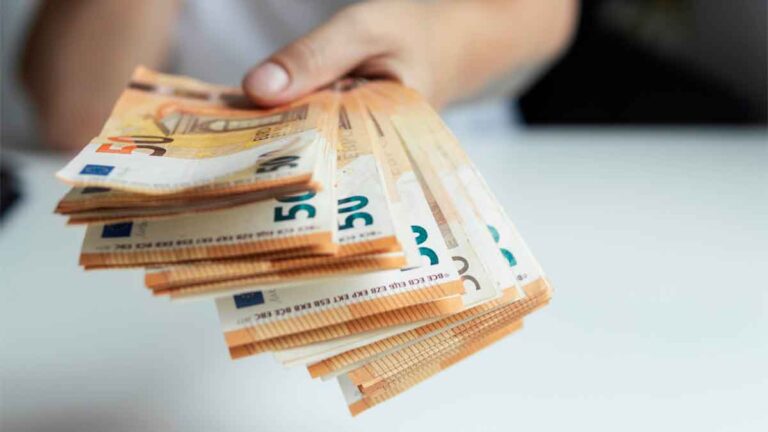 La ayuda de casi 500 euros al mes que puedes cobrar hasta la jubilación ...