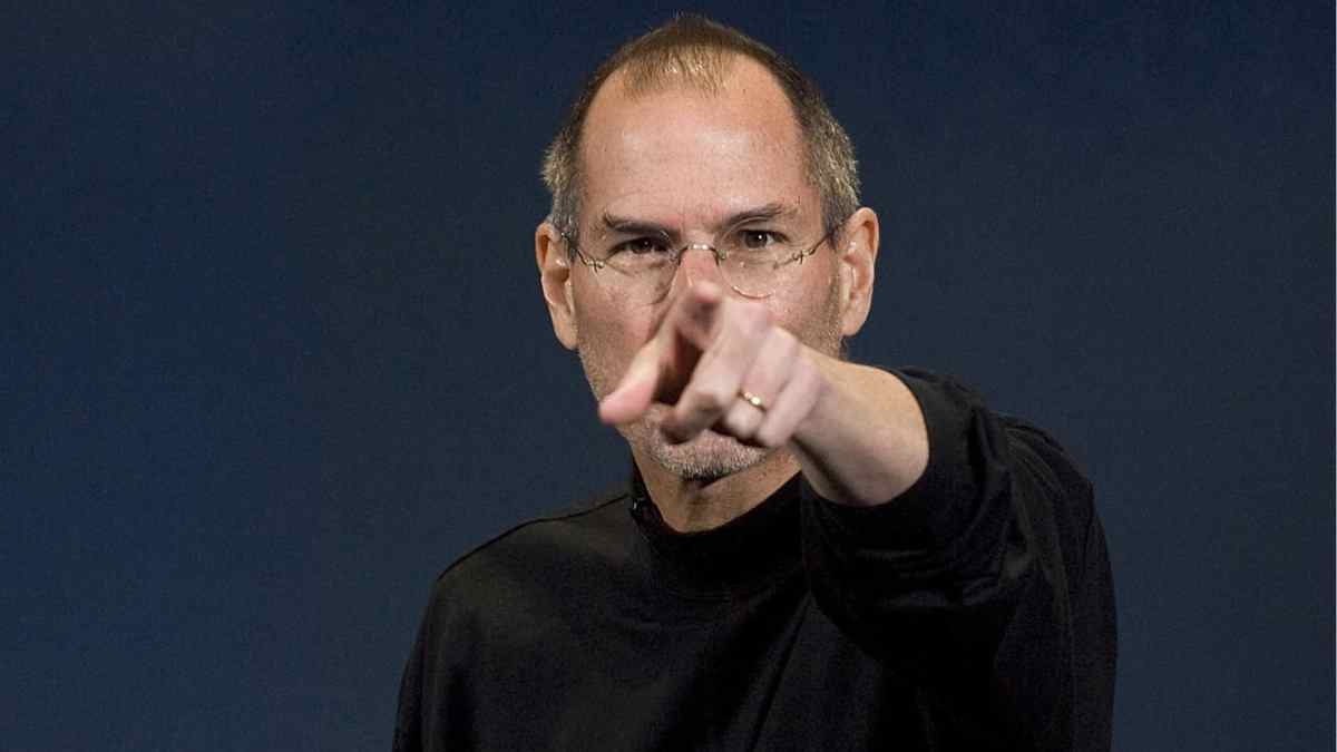 Steve Jobs señalando con determinación durante una presentación
