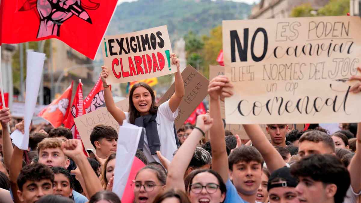 ministerio educacion obliga casi millar estudiantes devolver dinero becas