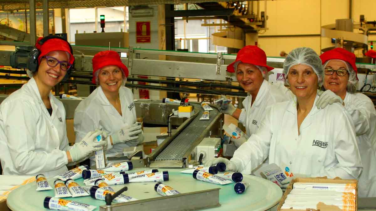 Nestlé anuncia 70 plazas para sus fábricas y oficinas.