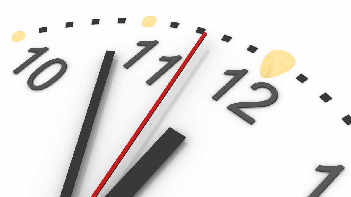 Primer plano de un reloj que simboliza el tiempo de descanso laboral según el Estatuto de los Trabajadores