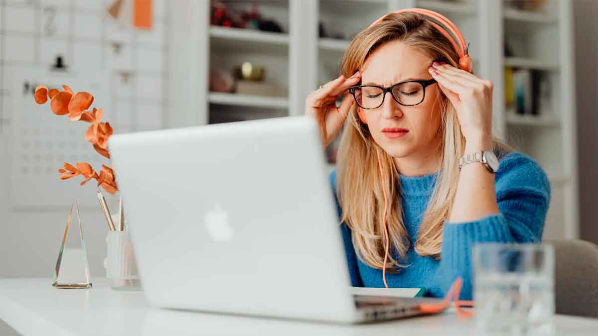 Trabajador baja visionar imágenes contenido extremo