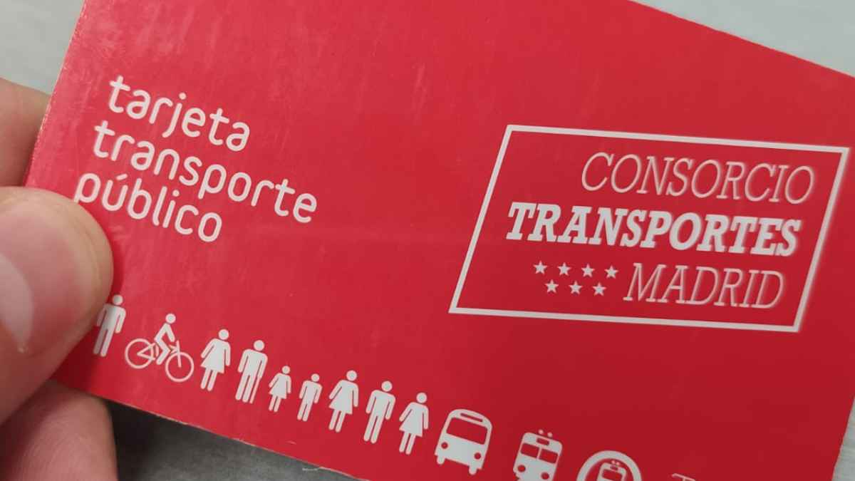 Tarjeta de transporte público del Consorcio de Transportes de Madrid sobre fondo rojo