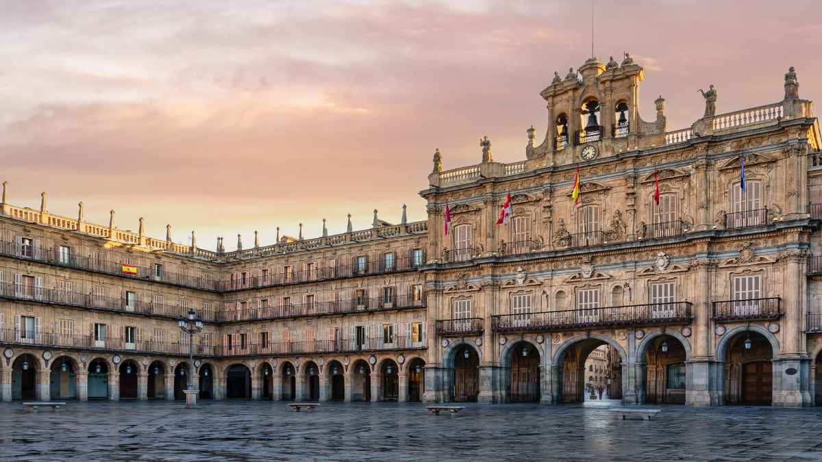 Vista de la Plaza Mayor de Salamanca con la fachada del Ayuntamiento al atardecer