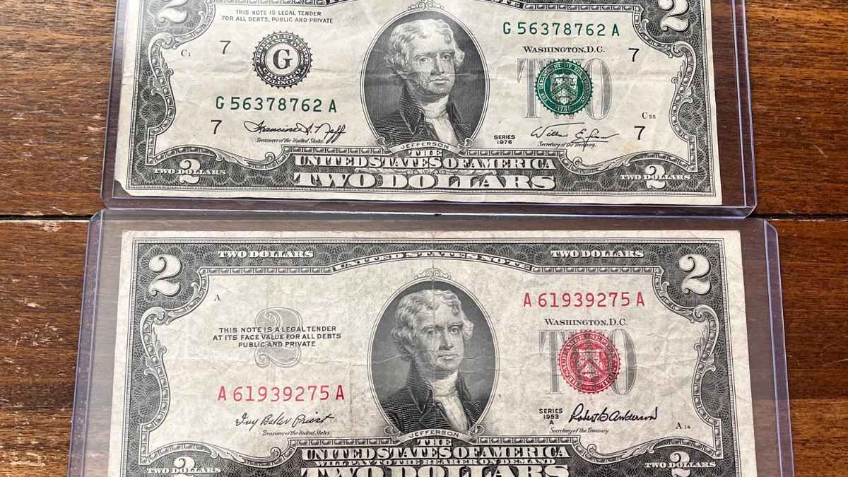 Billete de 2 dólares con sello rojo de 1953 junto a billete moderno con sello verde