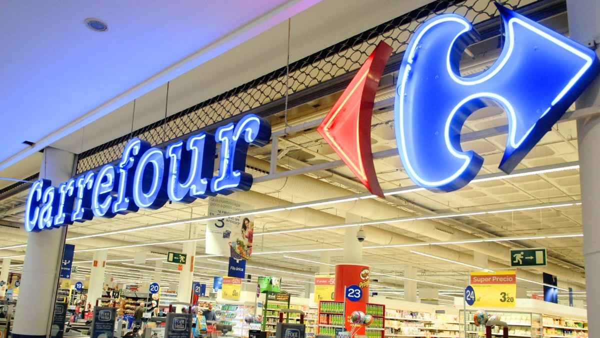 Fachada de un supermercado Carrefour con su cartel iluminado, simbolizando el fin de los folletos en papel