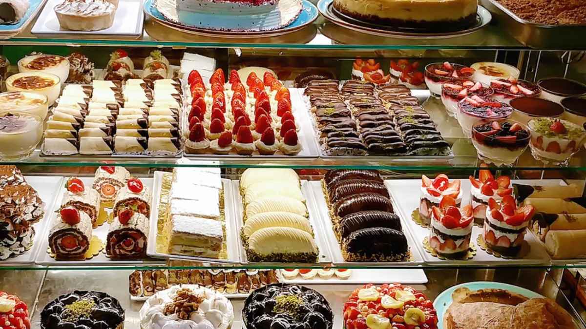 Vitrina de pasteles y dulces artesanales de la histórica pastelería Embassy de Madrid antes de su cierre