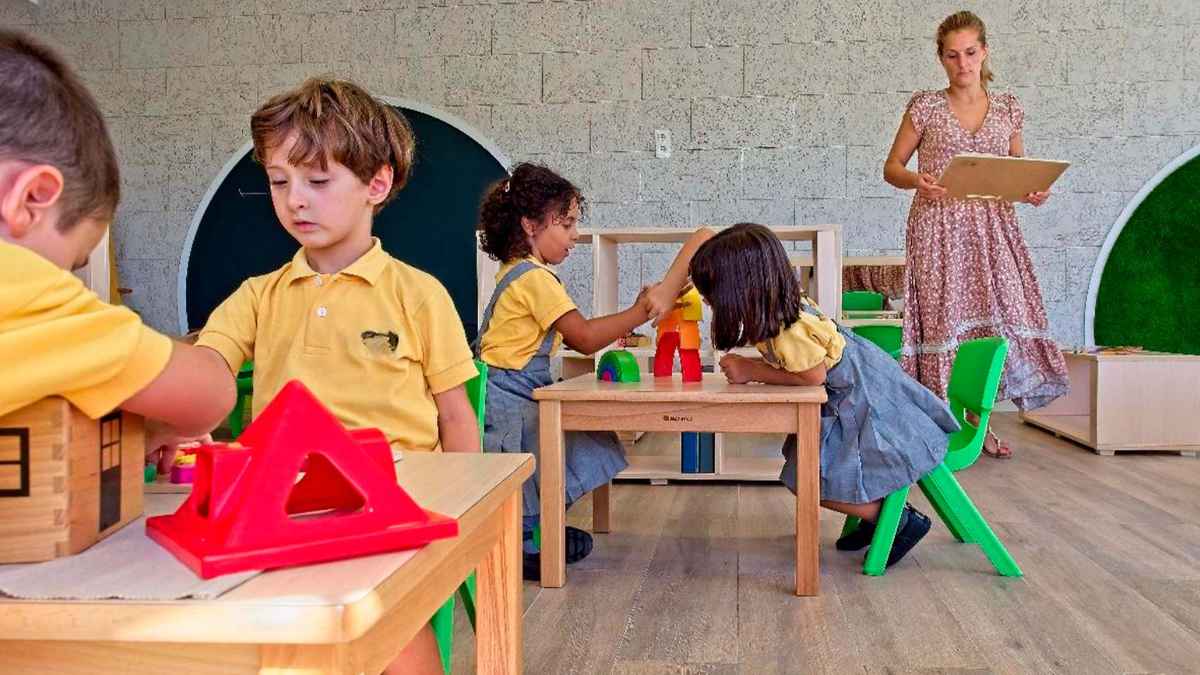 Cierre repentino del colegio: fachada cerrada que simboliza cómo más de 30 niños se quedan sin aula y docentes sin cobro de sus nóminas