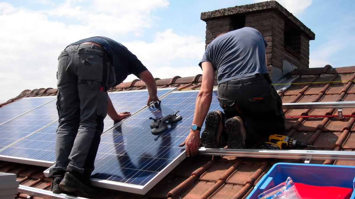 Curso gratis de montaje y mantenimiento de placas solares.