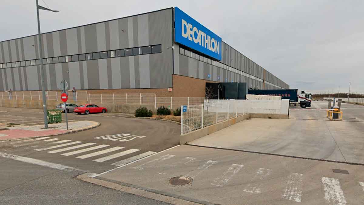 Oferta de empleo para trabajar en el centro logístico de Decathlon.