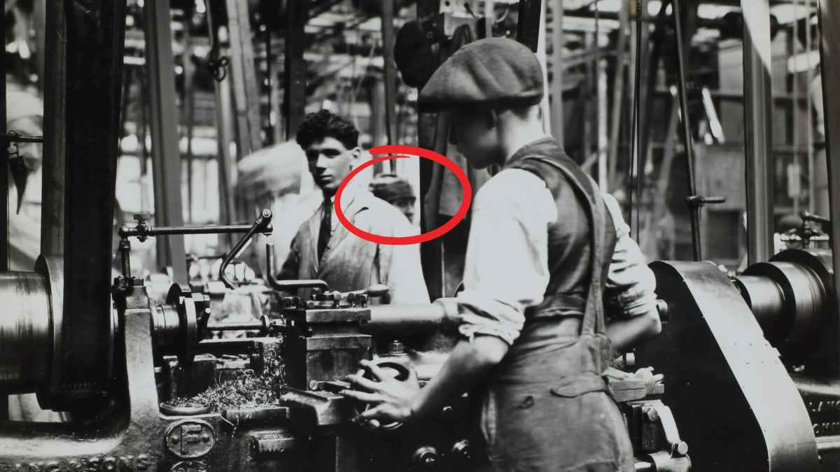 despues del cierre historica fabrica trabajador busca basura tesoro encuentra ahora esta museo