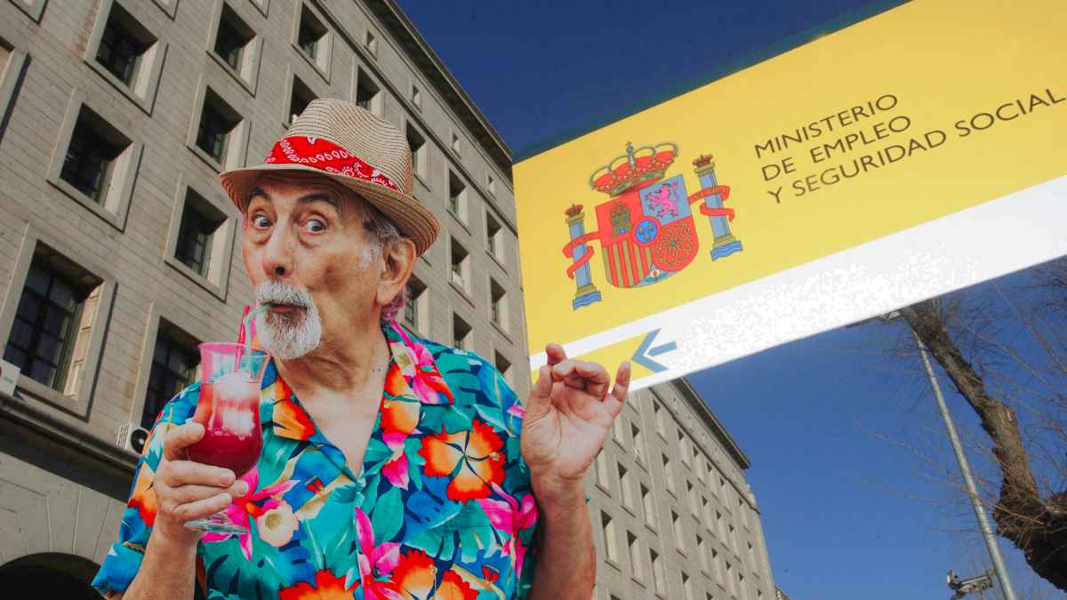 Hombre jubilado con camisa hawaiana y sombrero, bebiendo un cóctel junto a un cartel del Ministerio de Empleo y Seguridad Social