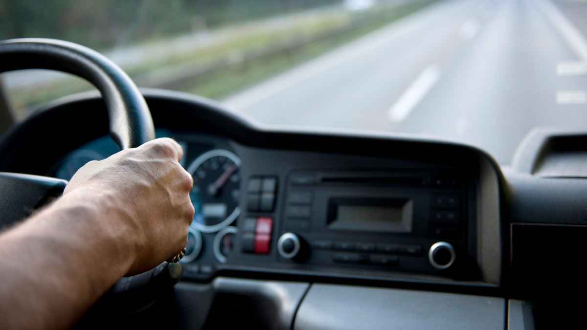 Conductor de camión en carretera, imagen relacionada con salud laboral en el transporte