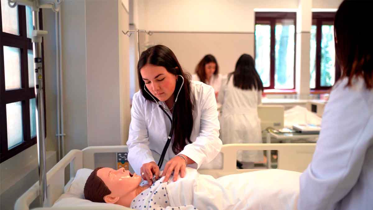 Esta es comunidad autónoma más plazas estudiar grado medicina precios más baratos España
