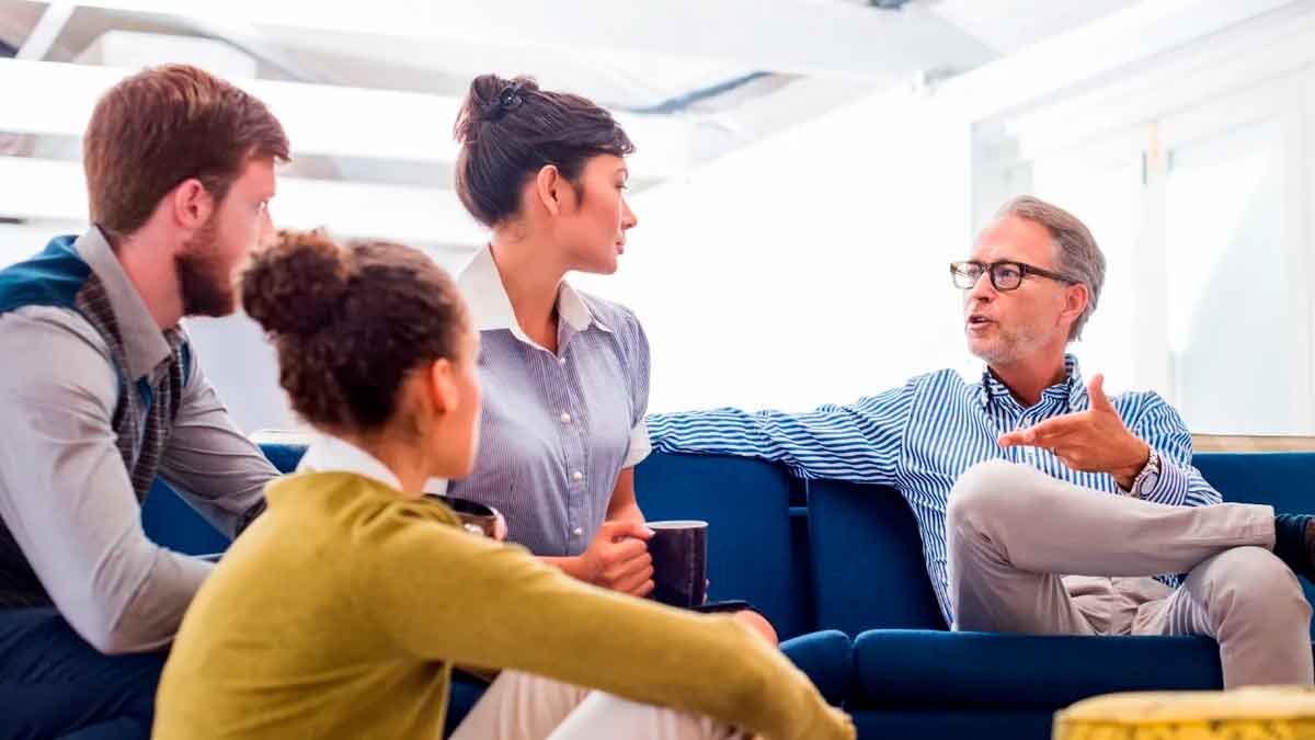 El significado de una persona que interrumpe siempre a los demás mientras hablan.