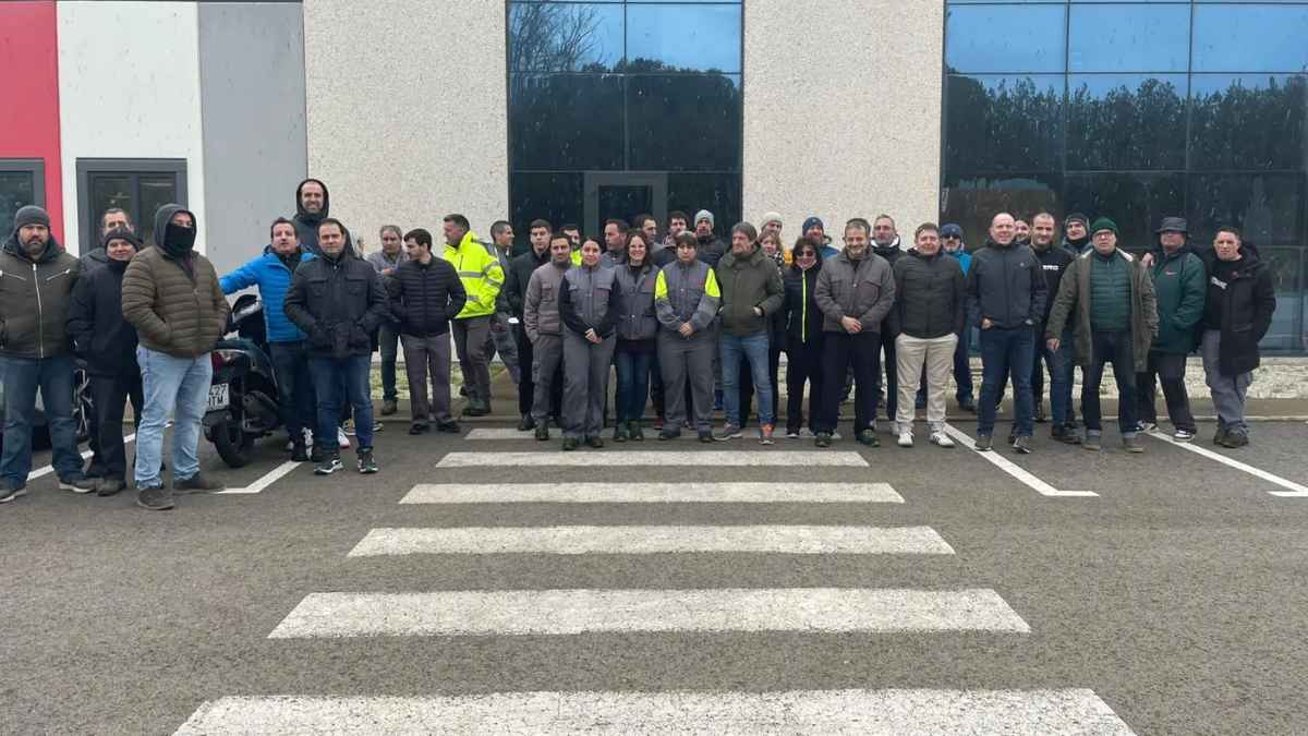 Trabajadores de Nano Automotive en Tudela reunidos frente a la fábrica antes de su cierre definitivo