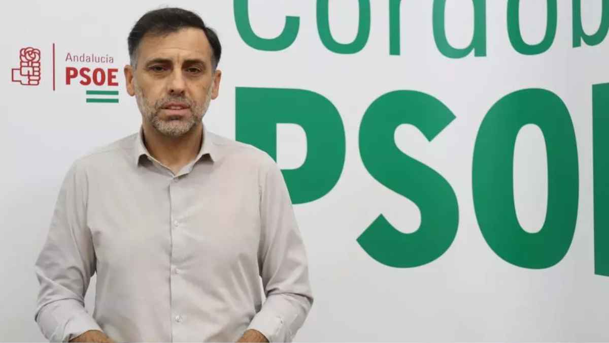 Funcionario de la Seguridad Social ofreciendo consejos para minimizar penalizaciones en la jubilación anticipada