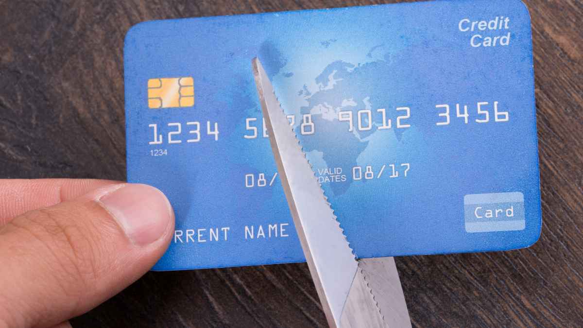 Tarjeta de crédito siendo cortada como símbolo del bloqueo de Hacienda a cuentas de morosos fiscales