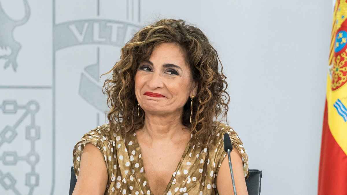 Ministra de Hacienda durante una rueda de prensa sobre el control del dinero en efectivo en España