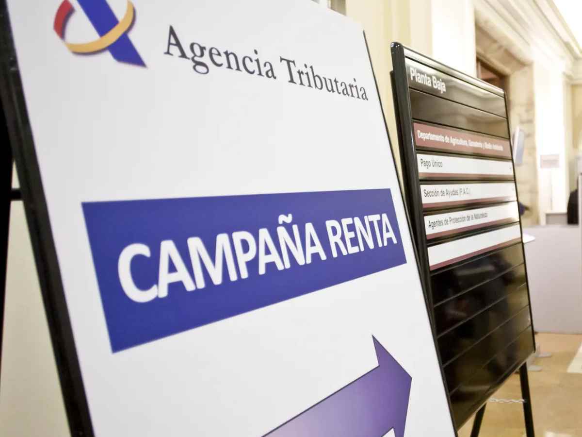 Cartel de la Agencia Tributaria anunciando la Campaña de la Renta 2024/2025