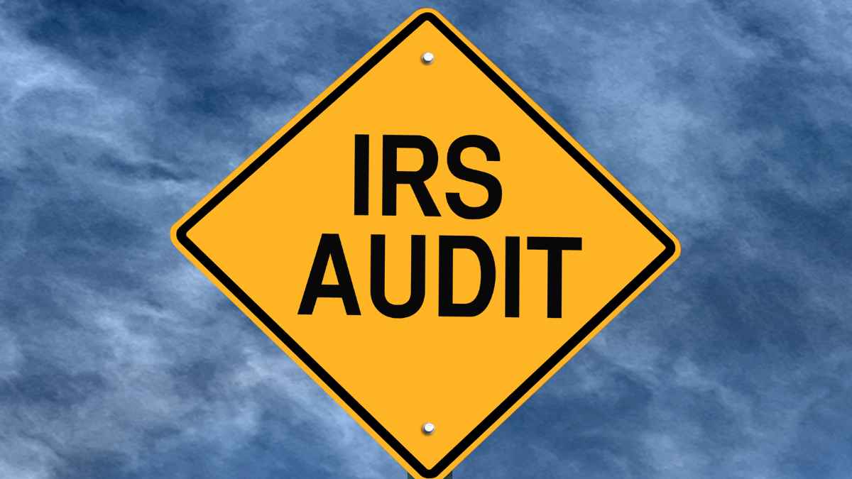 Señal de advertencia amarilla con el texto "IRS Audit", simbolizando inspecciones fiscales a contribuyentes en EE. UU.