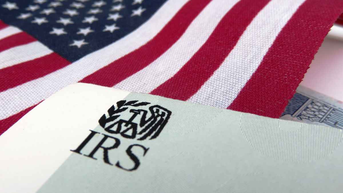 Logo del IRS sobre documento fiscal con bandera de Estados Unidos, relacionado con embargos por deudas tributarias
