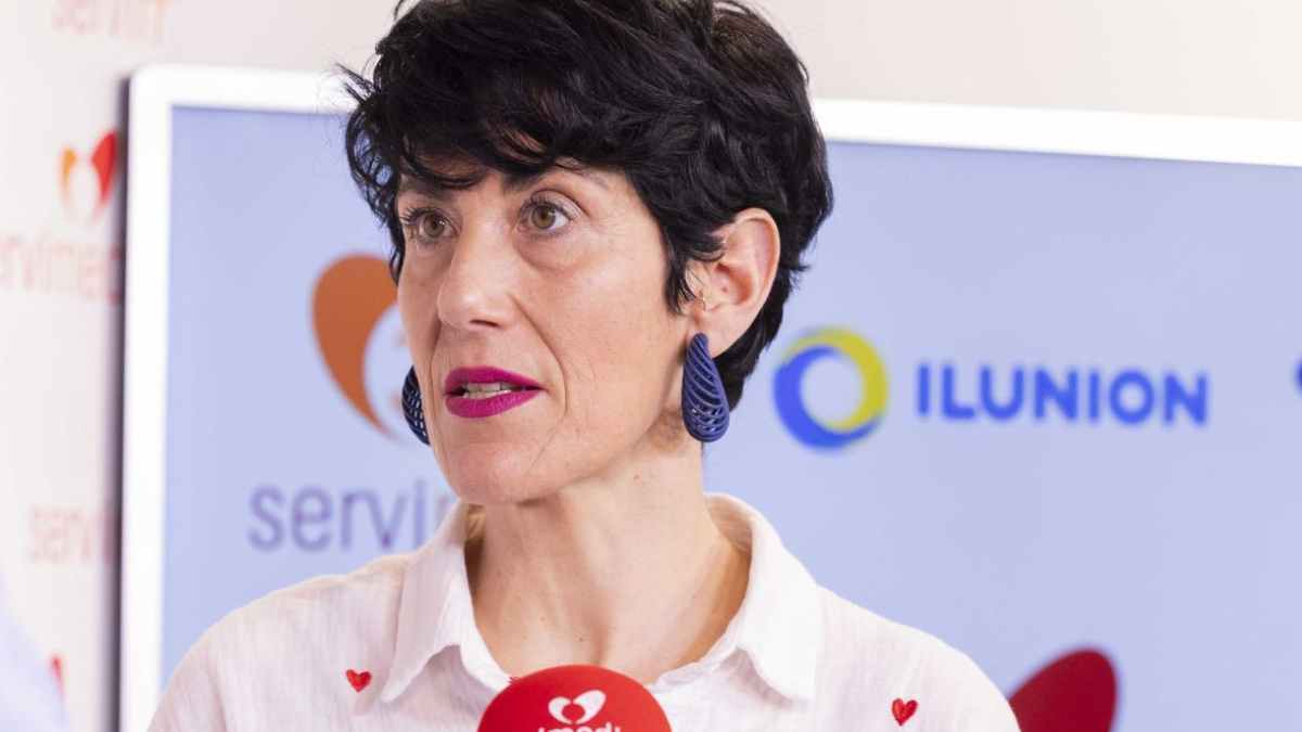 Mujer hablando en una rueda de prensa sobre las penalizaciones por jubilarse a los 63 años con 40 años cotizados