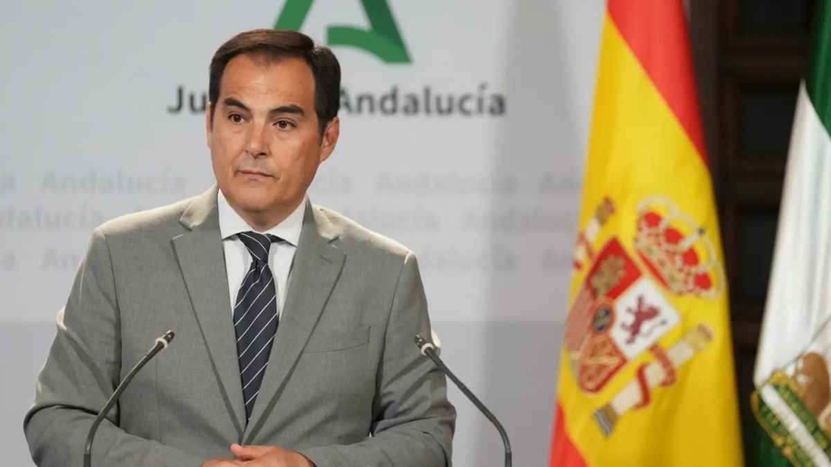 Portavoz de la Junta de Andalucía en rueda de prensa sobre el futuro del teletrabajo, con banderas de España y Andalucía al fondo