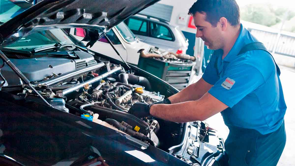 Por qué cuesta tanto reparar coche sueldo hora mano obra mecánico 2025