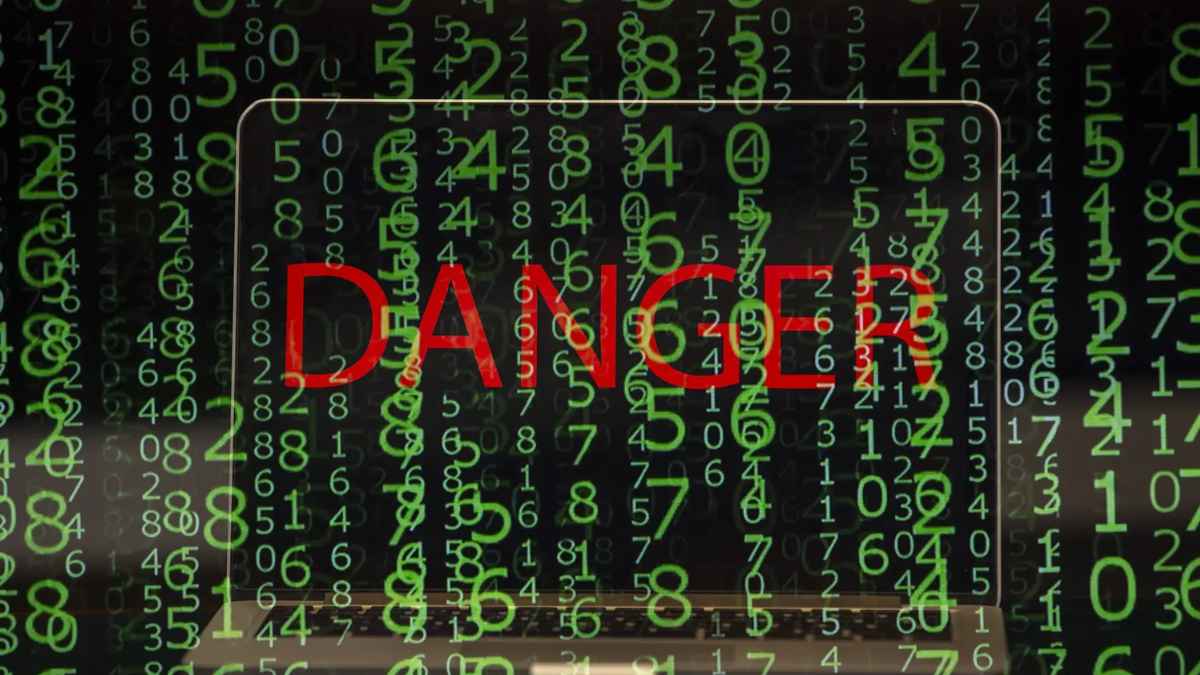 Códigos verdes con la palabra ‘Danger’ en rojo, ilustrando la posible filtración de datos en la Lista Robinson
