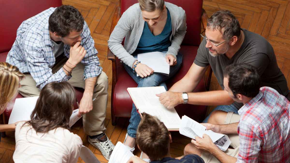 Profesores en asamblea discutiendo el borrador de la nueva ley universitaria en una universidad pública