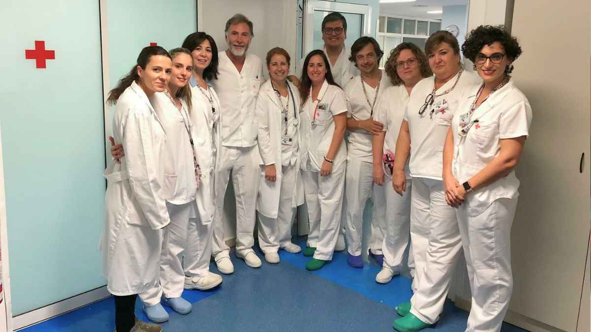 Personal sanitario del Hospital Central de la Cruz Roja afectado por el mal estado de los uniformes suministrados por Ilunion
