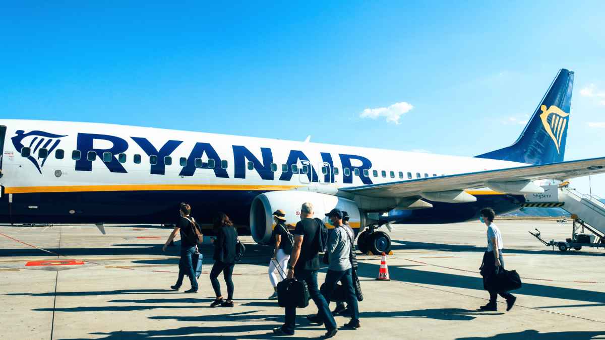 Pasajeros embarcando en un avión de Ryanair tras los nuevos cambios en la política de equipaje y billetes digitales