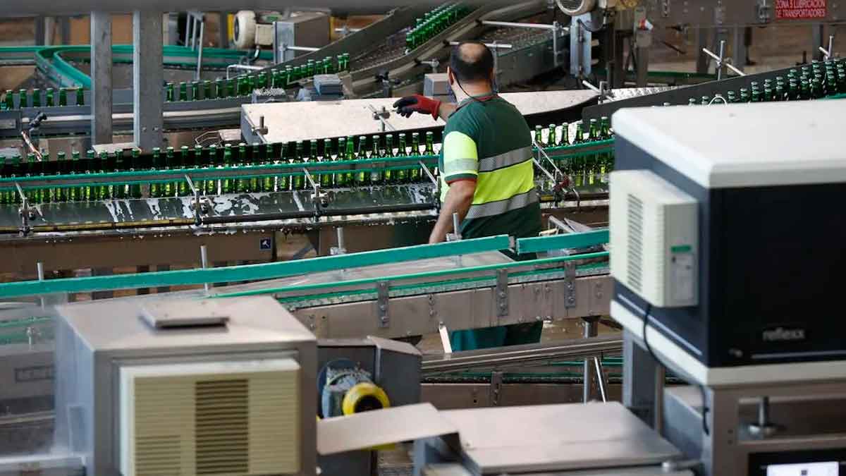 Heineken lanza una oferta de empleo para trabajar en su fábrica.