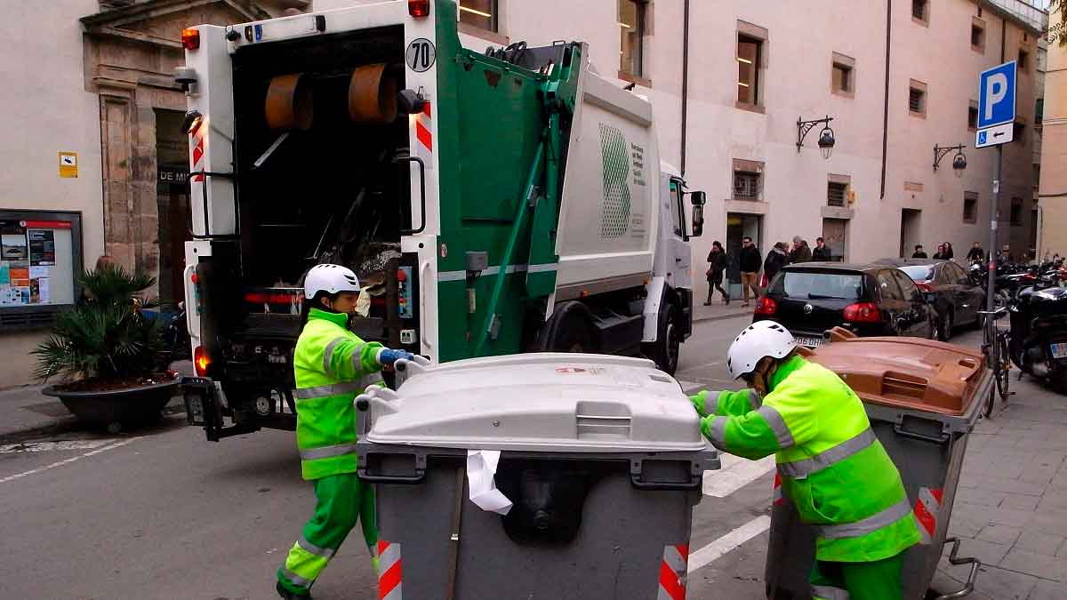 FCC lanza 2 ofertas de empleo para trabajar en la limpieza viaria.