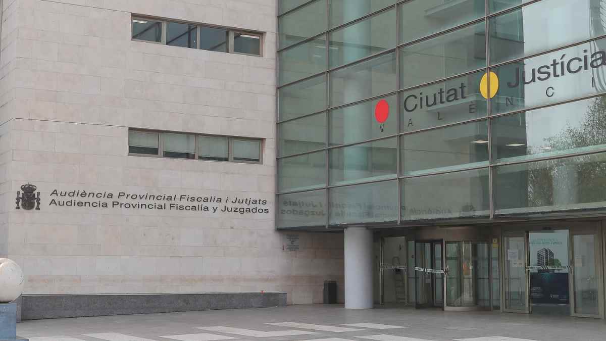 Fachada de la Audiencia Provincial de Valencia y acceso a la Ciutat de la Justicia