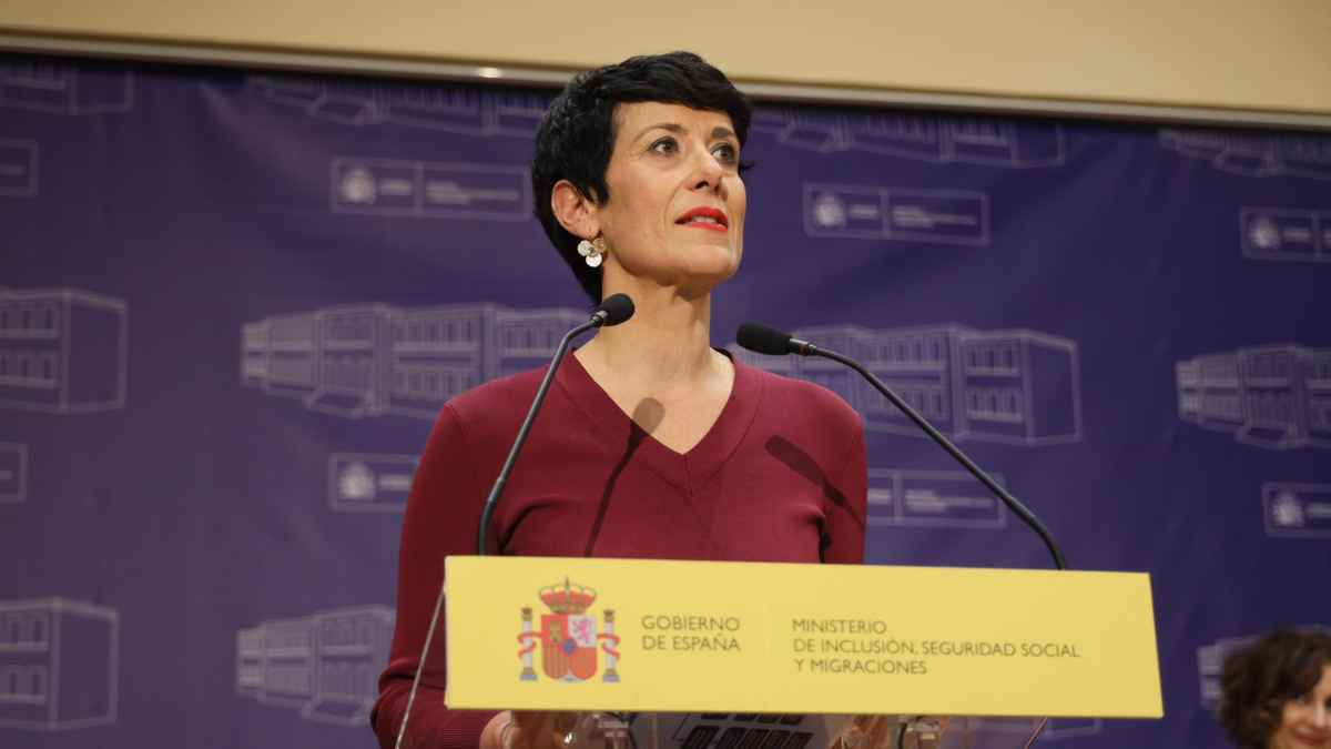 Mujer interviniendo en rueda de prensa en el Ministerio de Inclusión, Seguridad Social y Migraciones, anunciando novedades en la jubilación