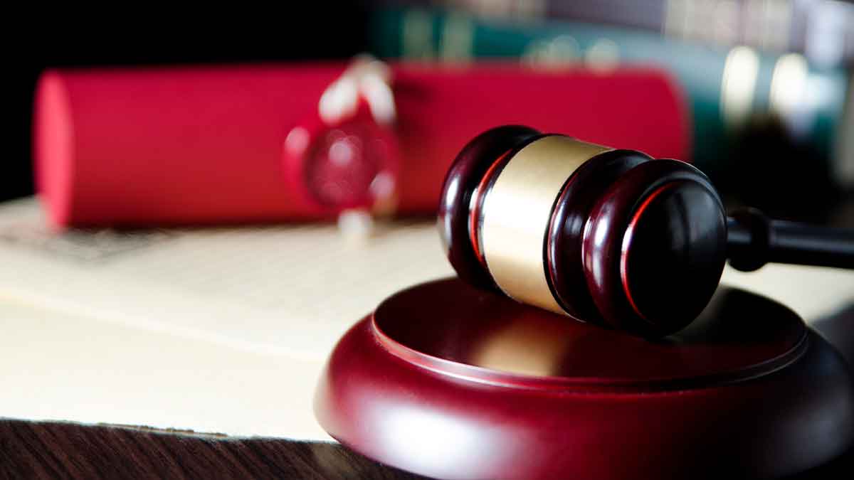 Mazo judicial simboliza la sentencia histórica que otorga a un autónomo una pensión anticipada de 1 819,71 € tras denegación del INSS