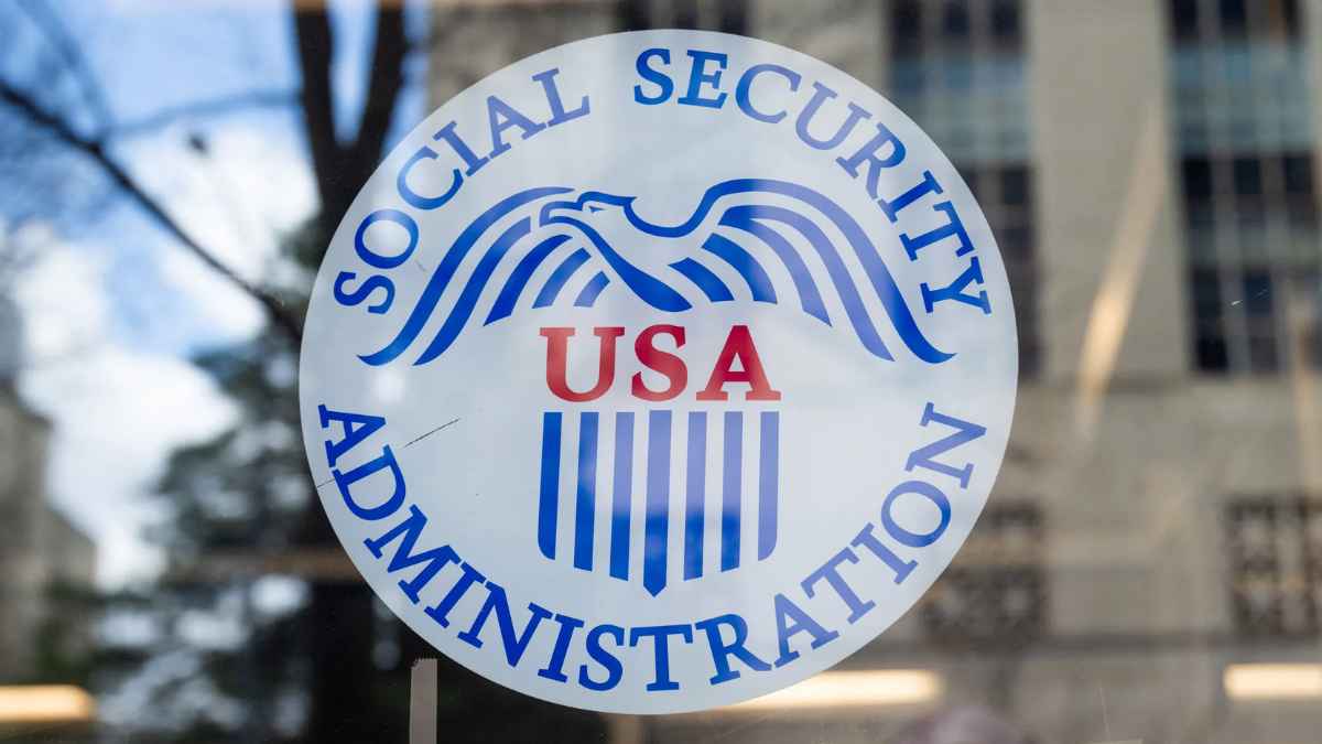 Logo de la Administración del Seguro Social de EE. UU. en la entrada de una oficina oficial.