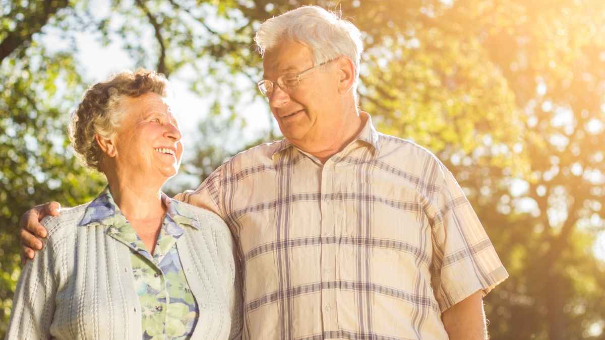 Pareja de mayores de 52 años sonríe paseando al sol, beneficiarios potenciales del subsidio del SEPE 2025 con nuevas condiciones