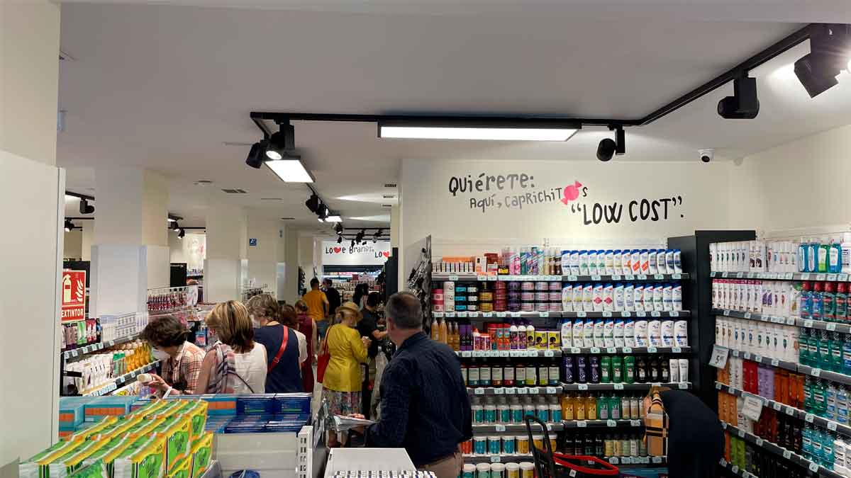 supermercado low cost desafia mercadona busca personal regala botella vino todos clientes