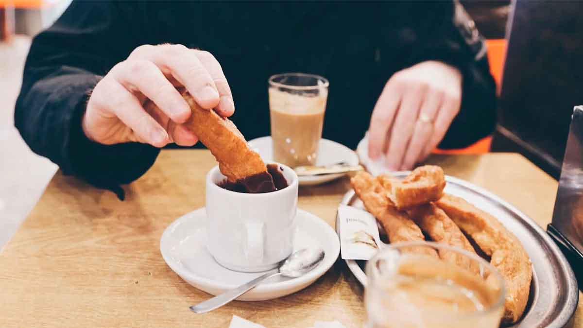 tenia hambre paro 20 minutos comer churros despidieron conductor ambulancia llevaba enfermos bordo
